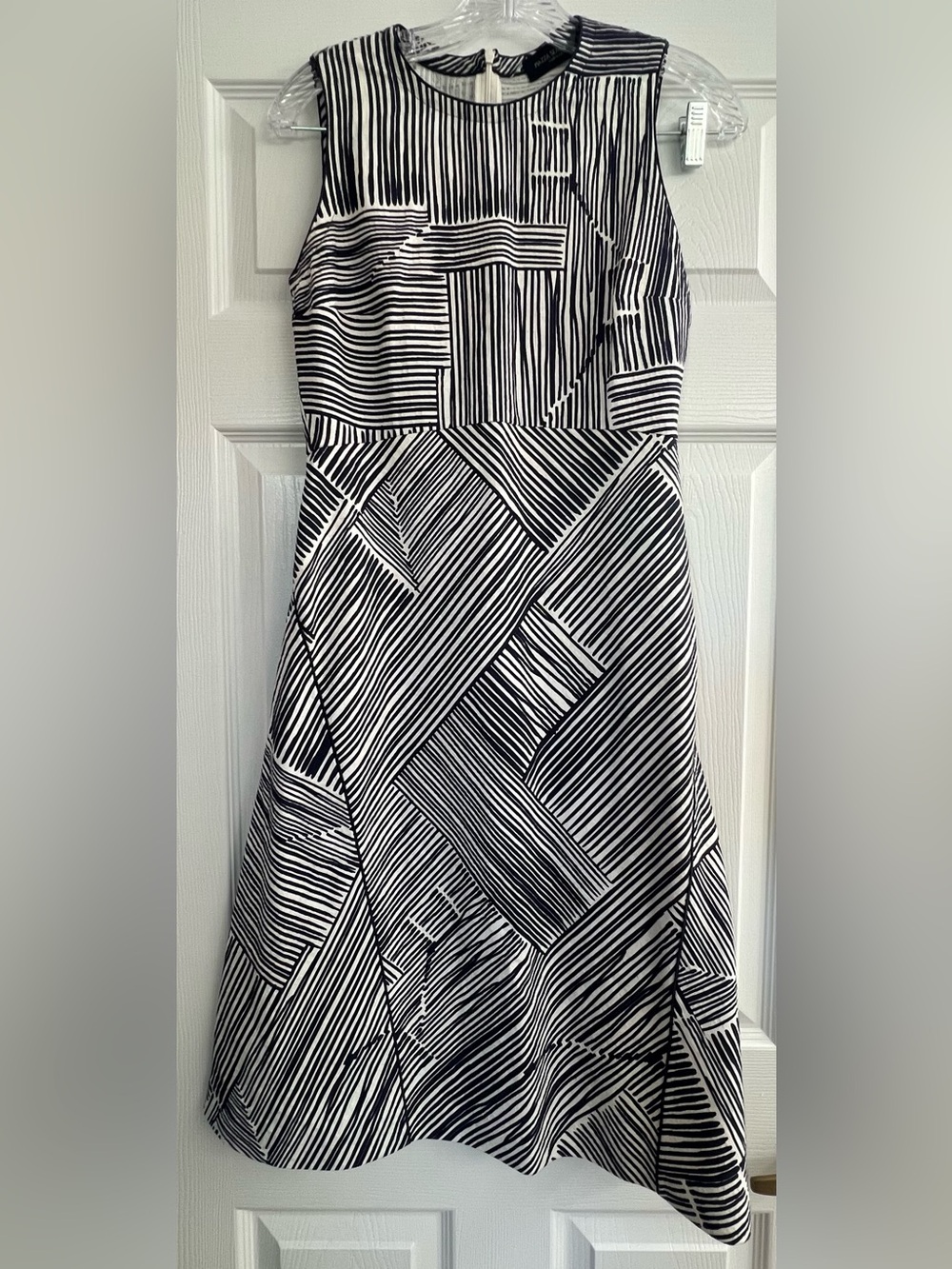 Piazza Sempione Sleeveless Shift Dress in Black & White Print, Size 8/IT 40
